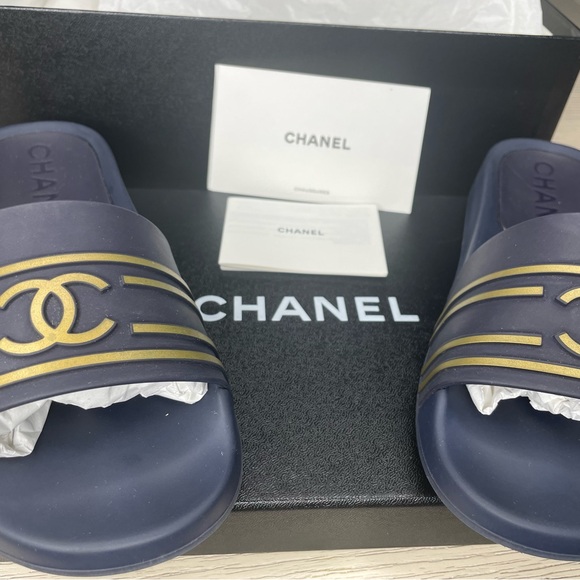 EUC Women's CHANEL CC Logo Pool Slides Size 36 - Picture 4 of 7